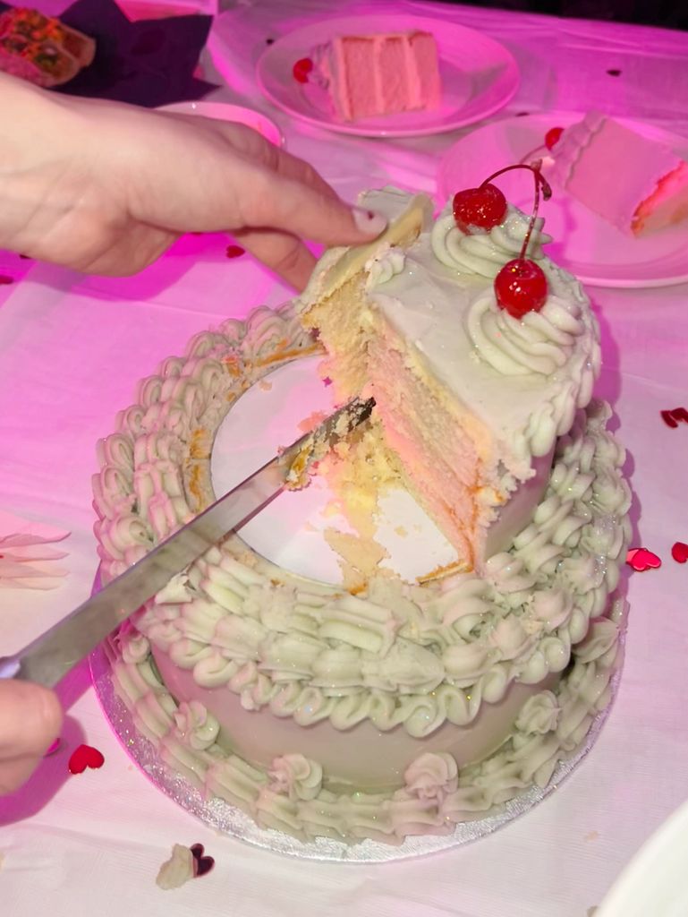 Round 4-Tier Vanilla Wedding Cake, Packaging Type : Paper Box, Packaging  Size : 1kg, 4kg at Best Price in Howrah
