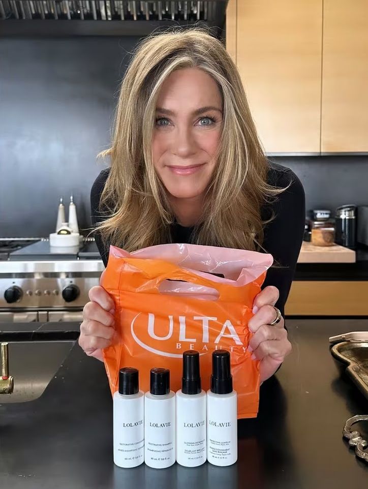 jennifer aniston with her lolavie hair care travel kit