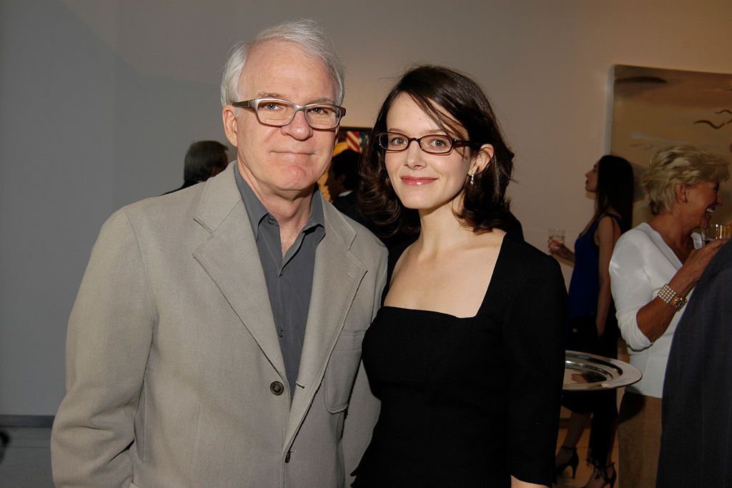 Steve Martin and Anne Stringfield at a gallery