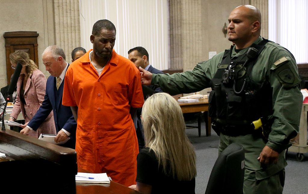 r kelly in court in orange jumpsuit