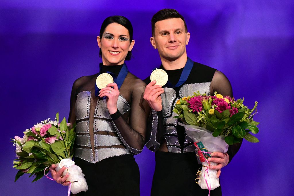 Les gagnants italiens Charlene Guignard et Marco Fabbri posent avec leurs médailles après l'épreuve de danse libre sur glace par paires des Championnats d'Europe de patinage artistique de l'ISU.