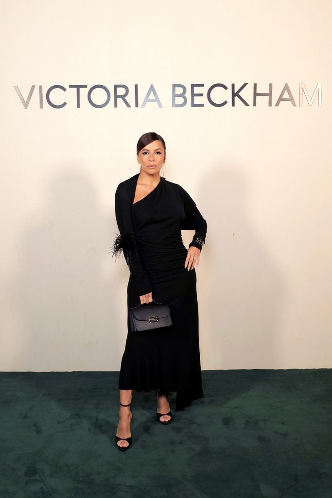     Eva Longoria menghadiri peragaan busana Victoria Beckham Spring Summer 25 pada 27 September 2024 di Paris, Prancis. 