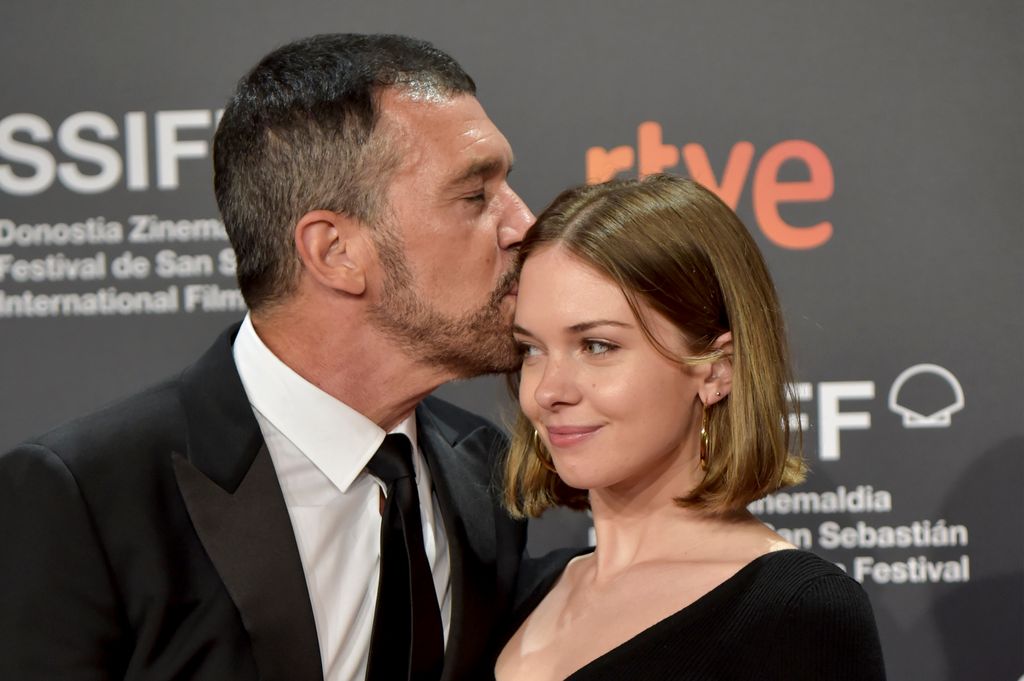 Antonio banderas kissing daughter Stella on head