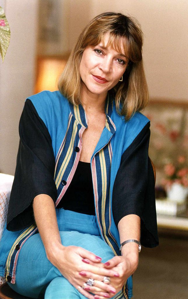 Judy Buxton posant dans une chemise bleue et noire