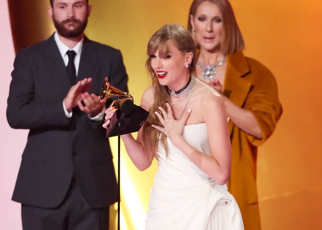 Os olhos de Celine se fecham quando Taylor recebe o prêmio
