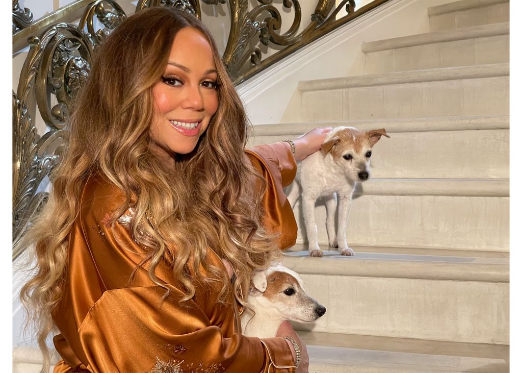 Mariah Carey auf der Treppe mit zwei Hunden