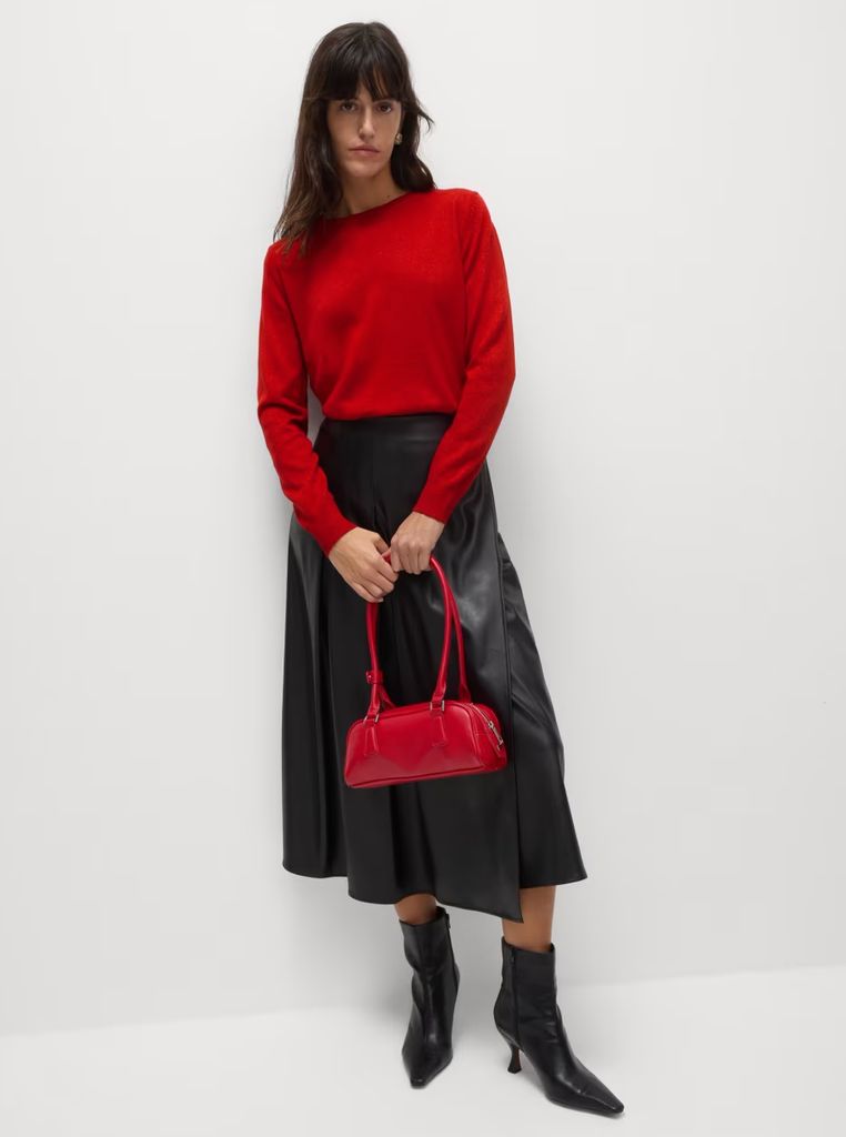 Marks & Spencer memadukan sweter dengan rok midi kulit hitam dengan sempurna