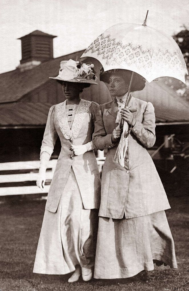Duas mulheres em Ascot em 1900