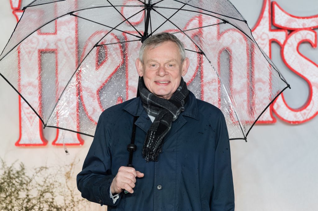 Martin Clunes posant avec un parapluie lors de la première de Wuthering Heights 