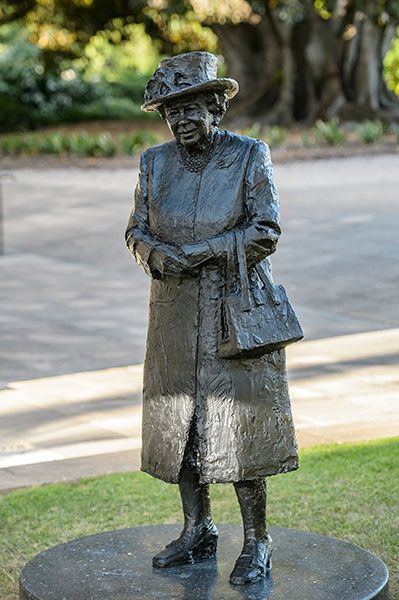 queen statue australia