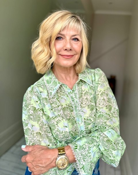 Sonriendo sonriendo a una camisa verde verde