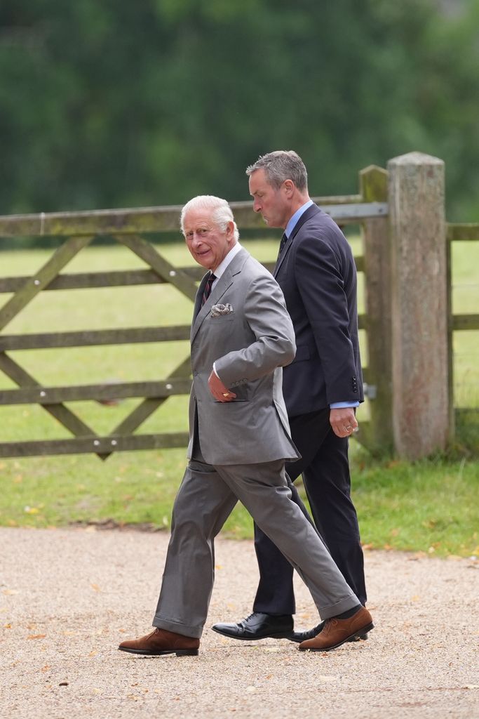 Des vagues du roi Charles III quittent l'église St Mary Magdalene à Sandringham