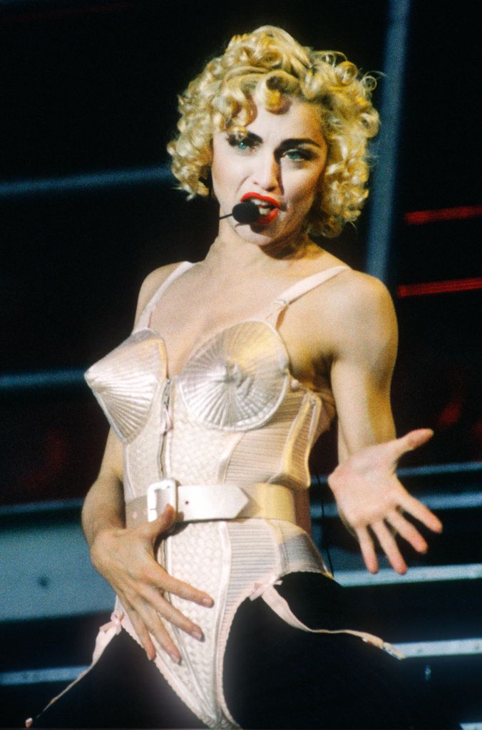 Madonna est dans le tristement célèbre soutien-gorge de balle de Jean Paul Gaultier
