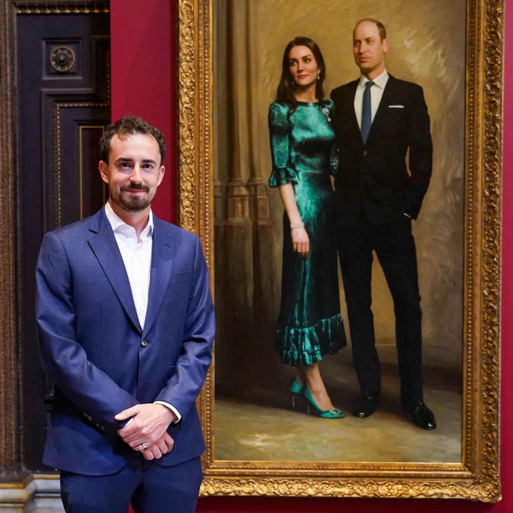 O artista britânico Jamie Coreth posa com sua pintura do príncipe britânico William, duque de Cambridge, e da britânica Catherine, duquesa de Cambridge, inaugurada no Museu Fitzwilliam em Cambridge em 23 de junho de 2022