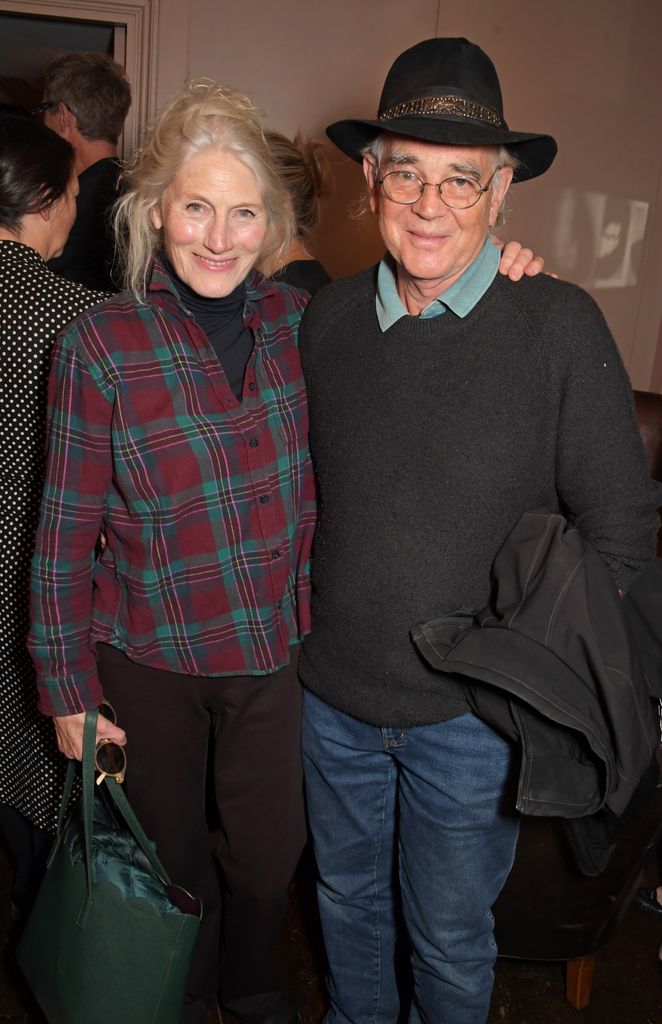 Geraldine James se tient à côté de son mari, un bras autour du dos et posé sur son épaule.