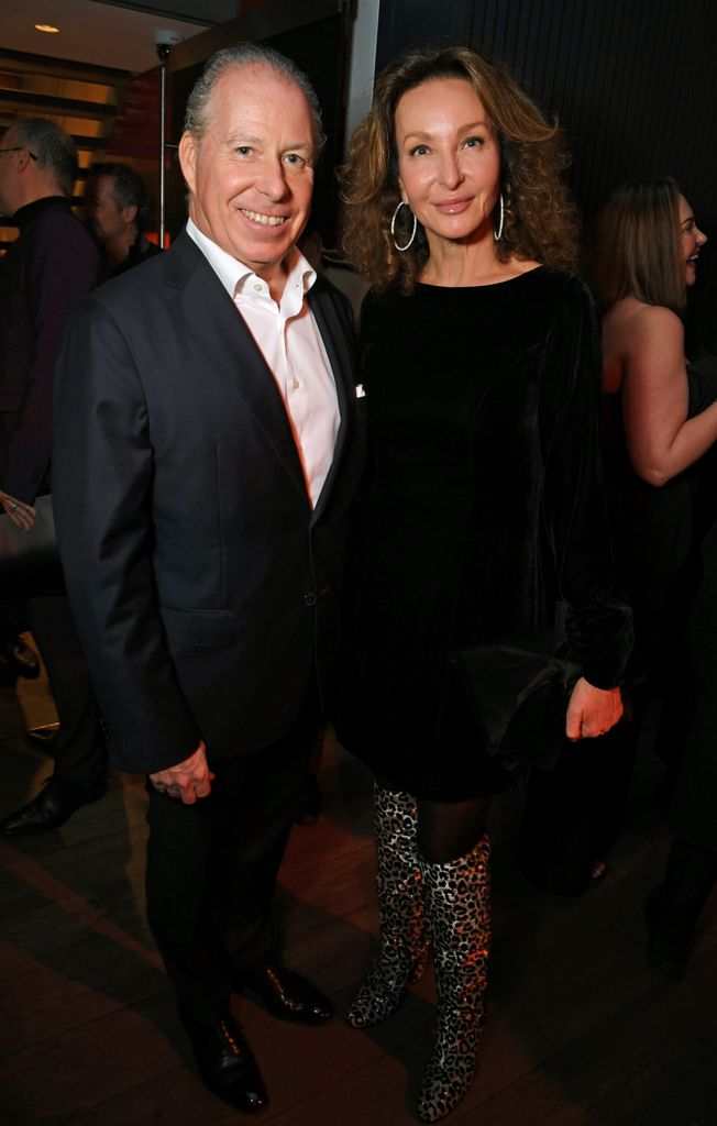 Le fils de la princesse Margaret, David Armstrong-Jones, de « bonne humeur » lors d'une apparition surprise à la Fashion Week de Londres 2 David Armstrong-Jones aux côtés d'Isabelle Chopin De La Bruyère dans une pièce sombre