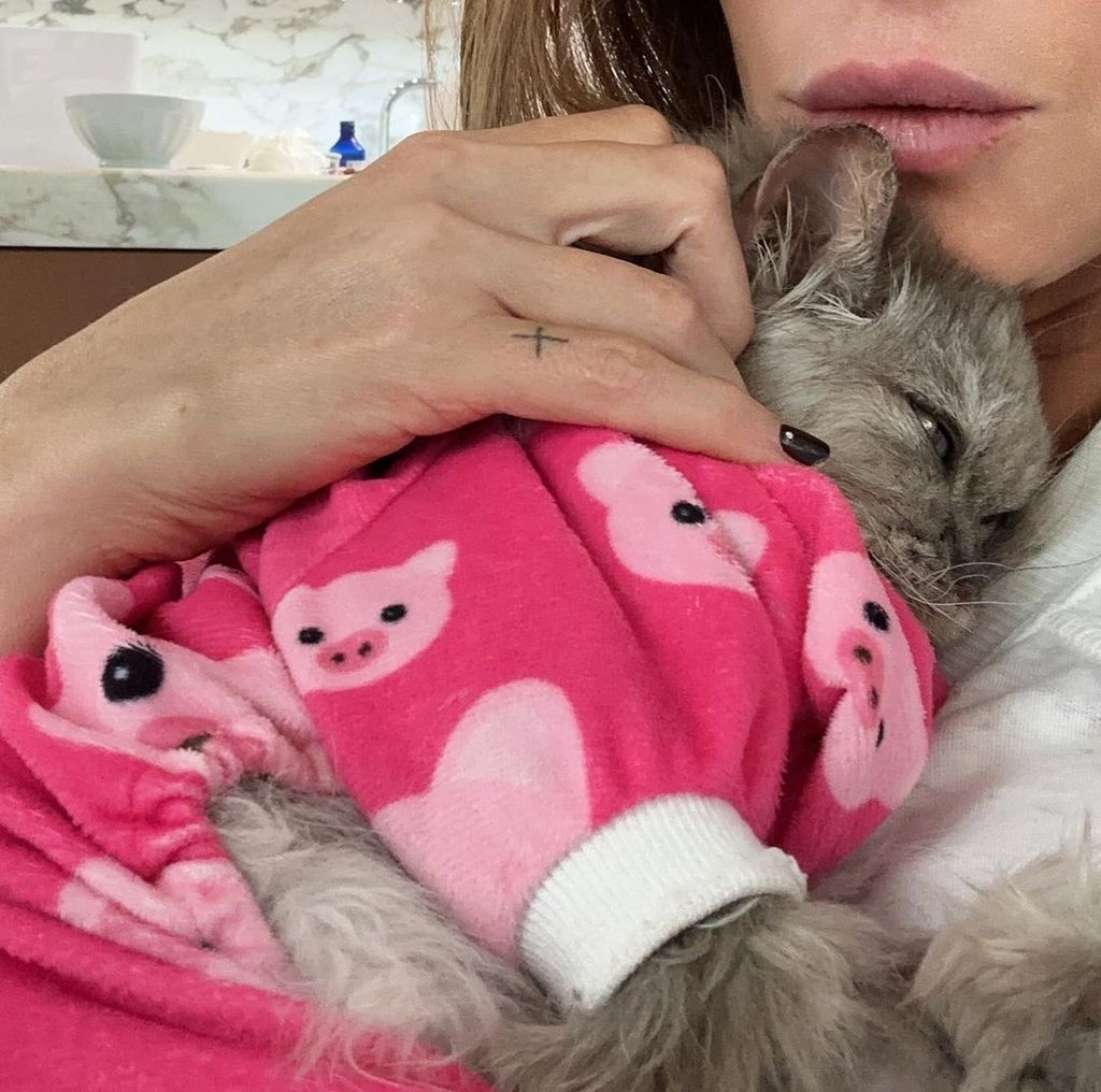 Kate Beckinsale cuddling her cat Clive 