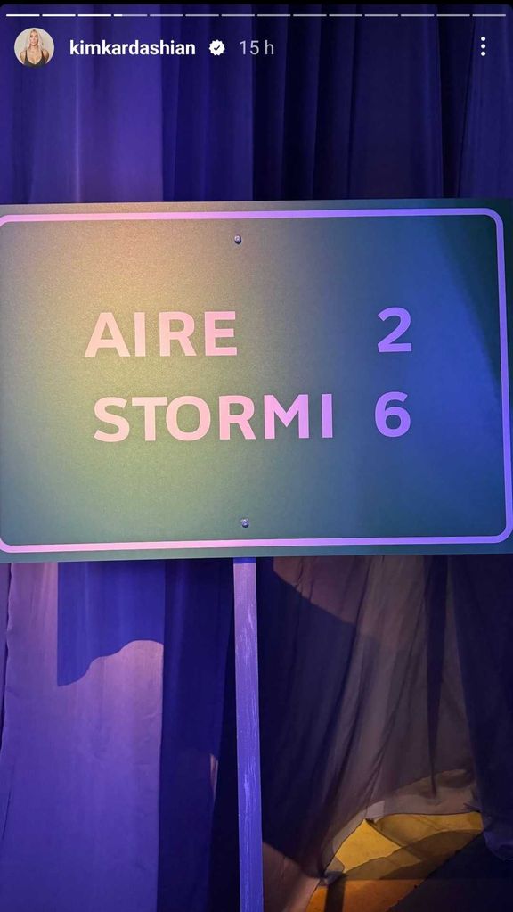 Adorable details from the party (a road sign style decoration which says Aire 2, Stormi 6 - to show off their ages)