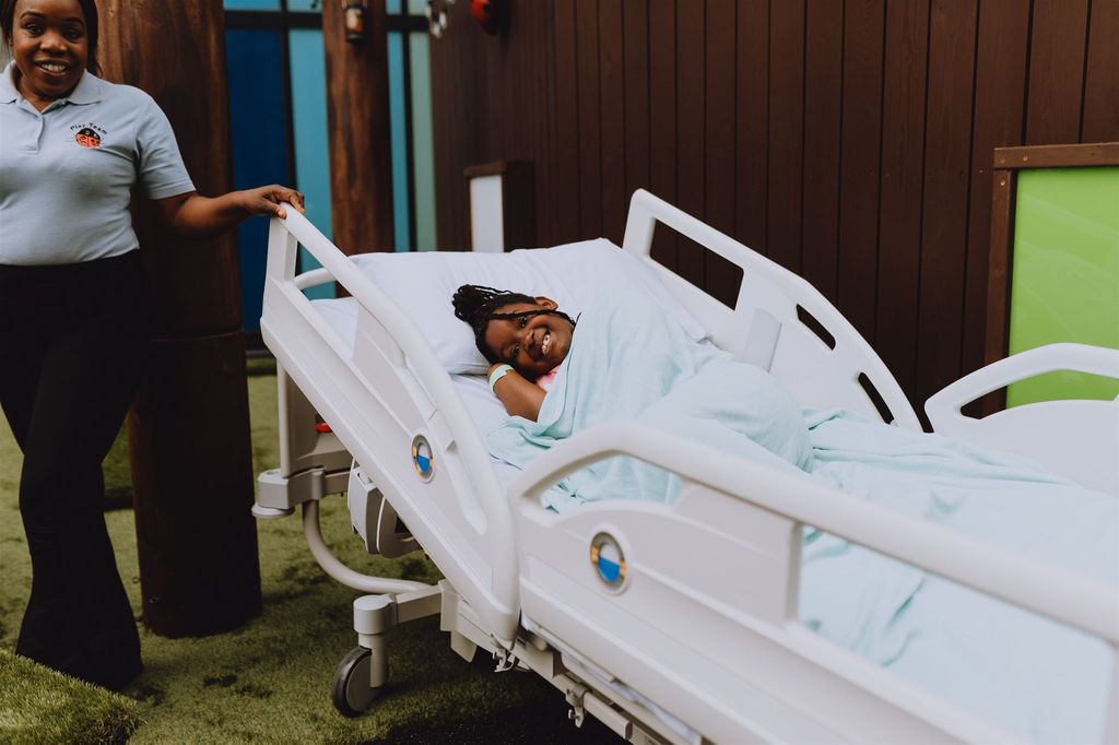 Un jeune patient appréciant Dilly's Den