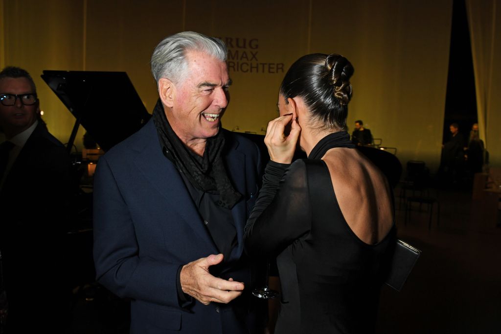 Une photo de Pierce Brosnan et Lily James 