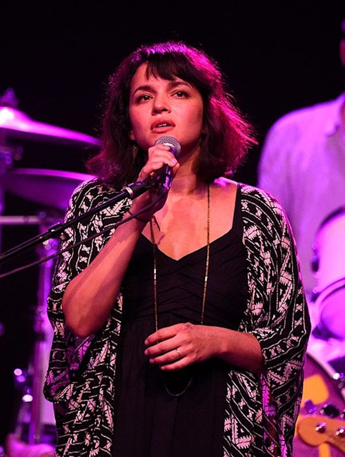 Norah Jones baby number two HELLO!(01)