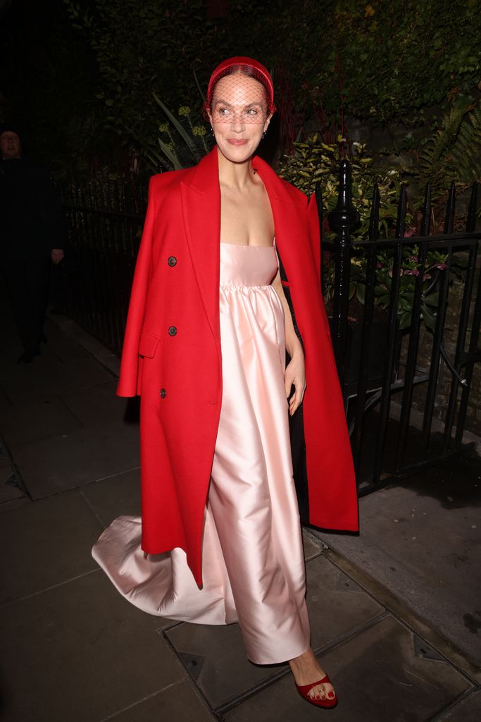 Jessica Brown Findlay Red Coat dan Pink Dress