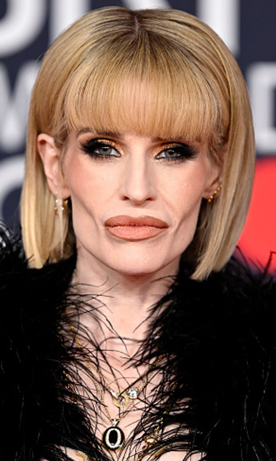 Kelly Osbourne paraît visiblement plus mince aux Brit Awards