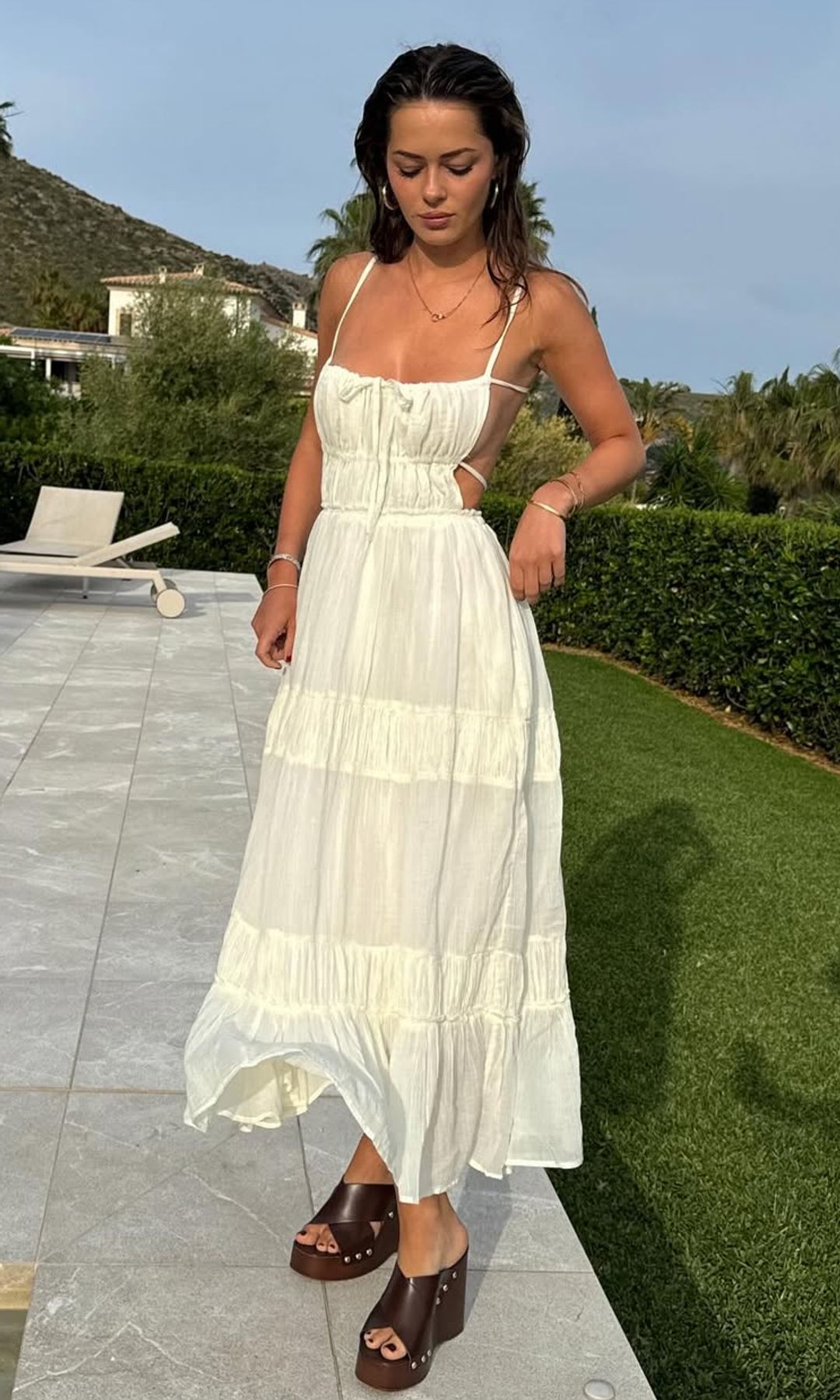 Melissa Tattam dans une robe fluide blanche