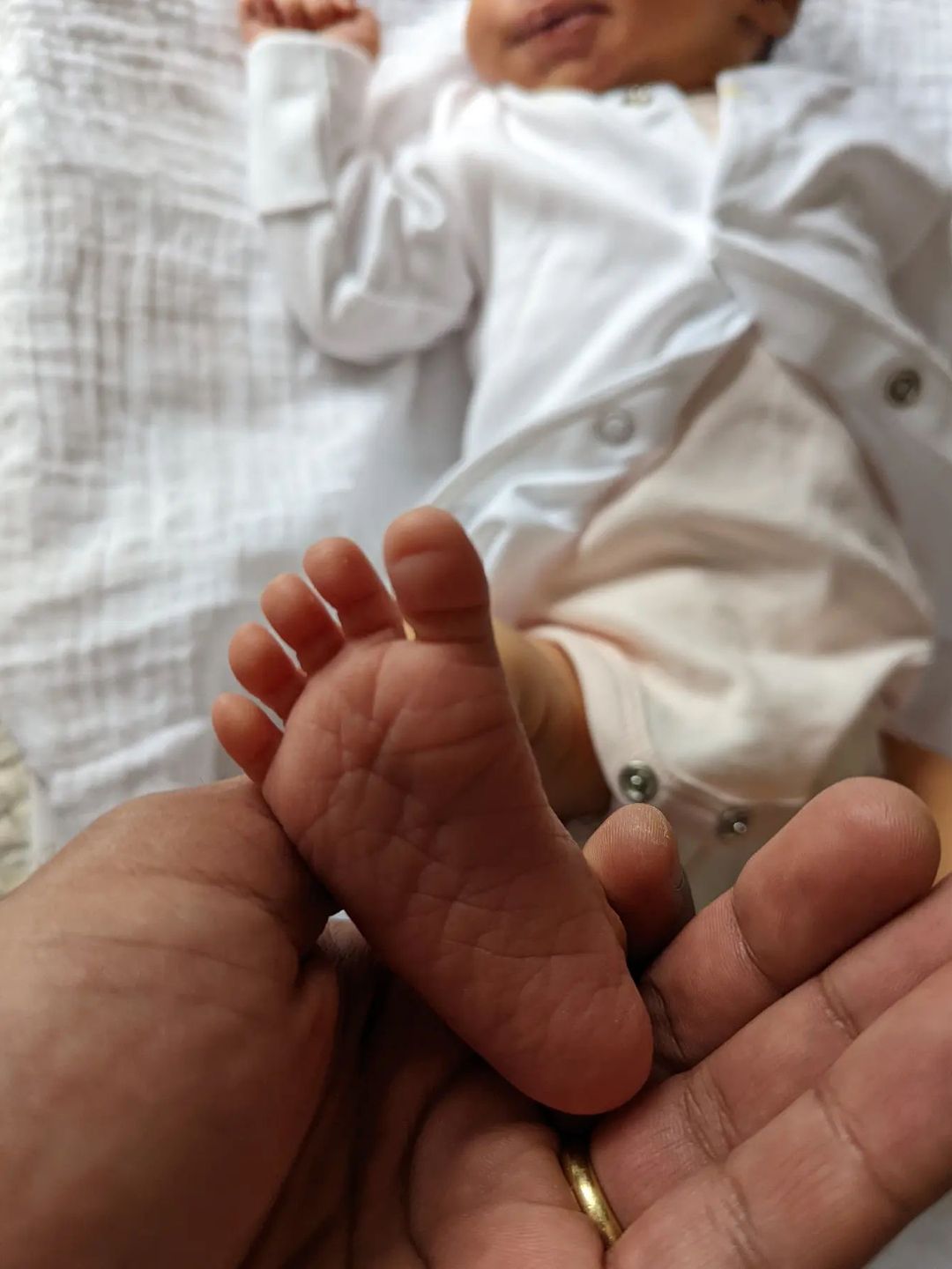 father holding baby daughter's feet 