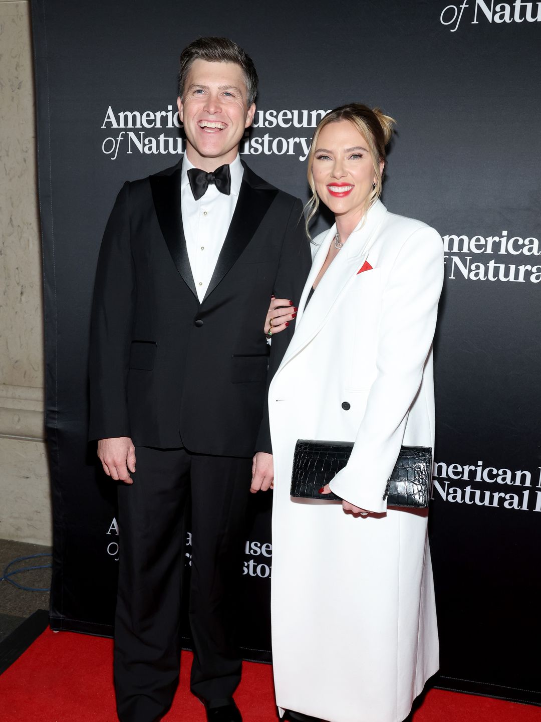 scarlett johansson colin jost red carpet