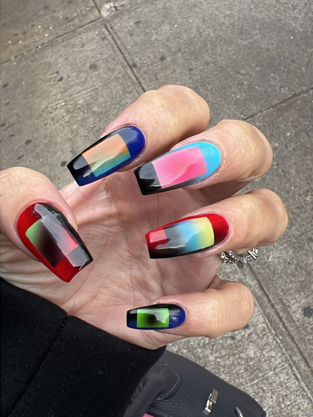 Lily Allen showed off the photos of her manicure on Instagram