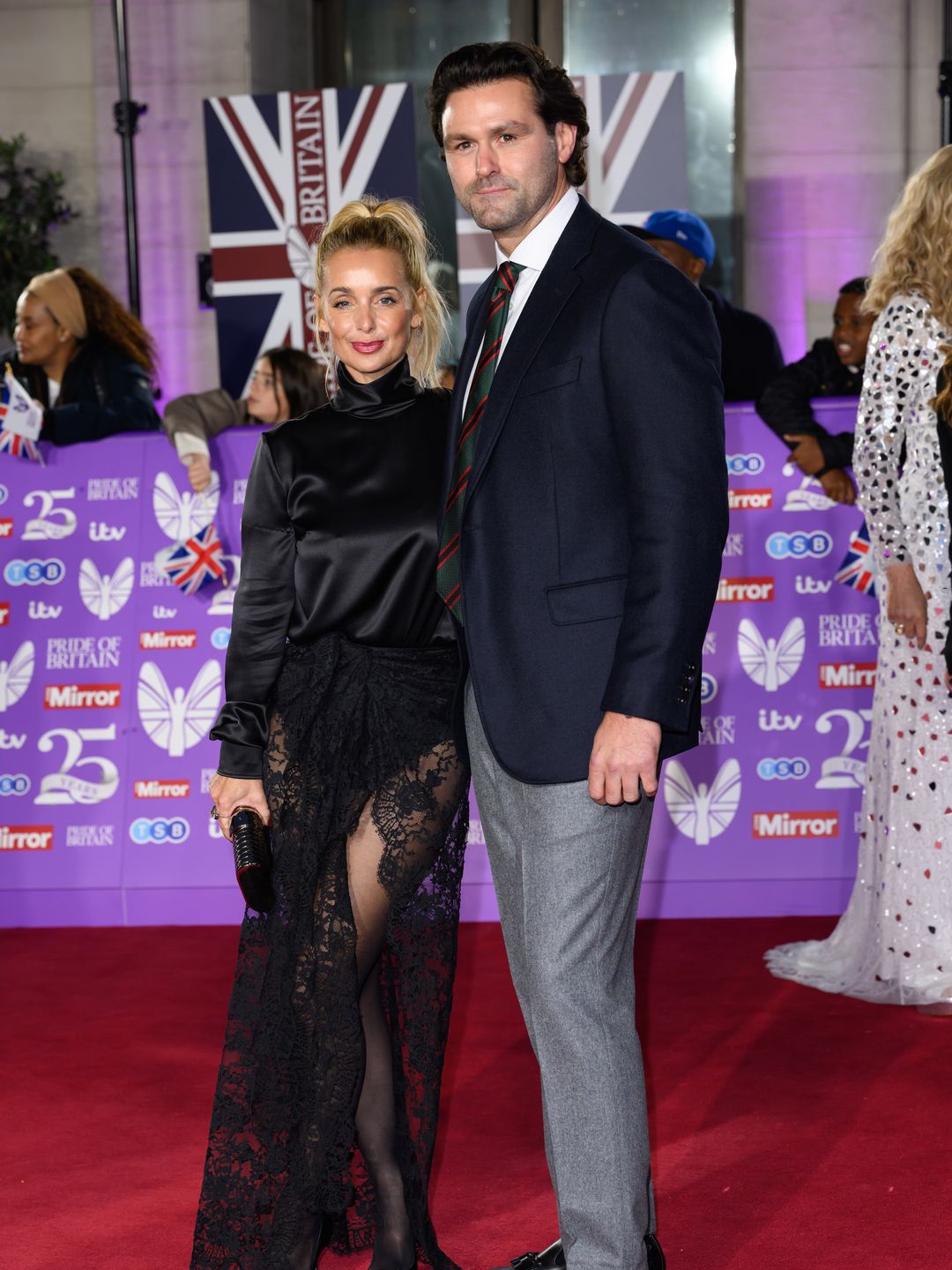   Louise Redknapp e Drew Michael pareciam o par perfeito no tapete vermelho da premiação Pride of Britain 