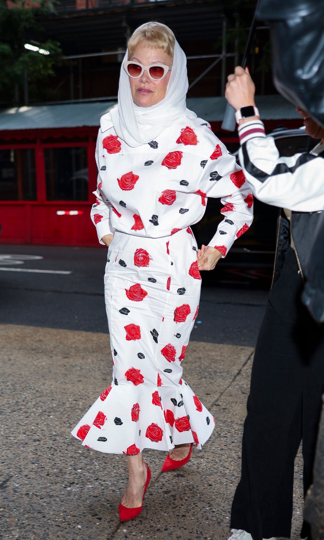 Pamela Anderson dans une robe à fleurs blanches