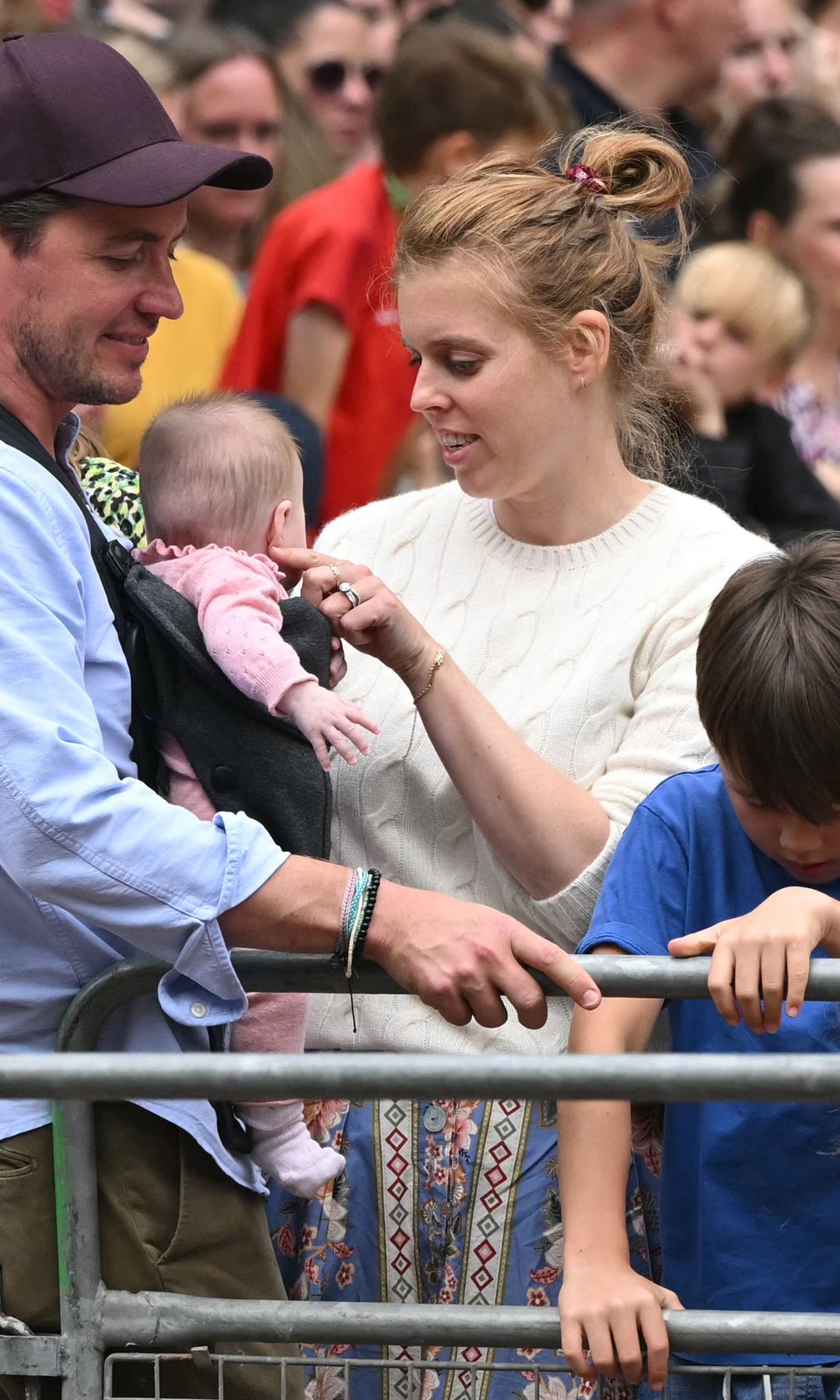 Princesse Béatrice avec son mari Edoardo Mapelli Mozzi et les enfants Wolfie, Sienna et Athena à Lioness Parade à Londres