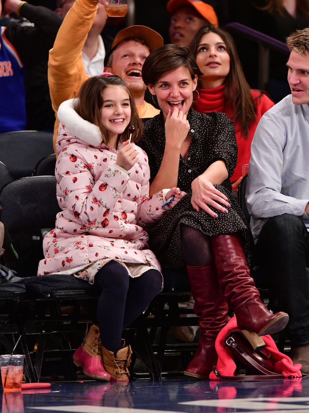 Suri Cruise et Katie Holmes assistent au match Oklahoma City Thunder contre New York Knicks au Madison Square Garden le 16 décembre 2017 à New York.