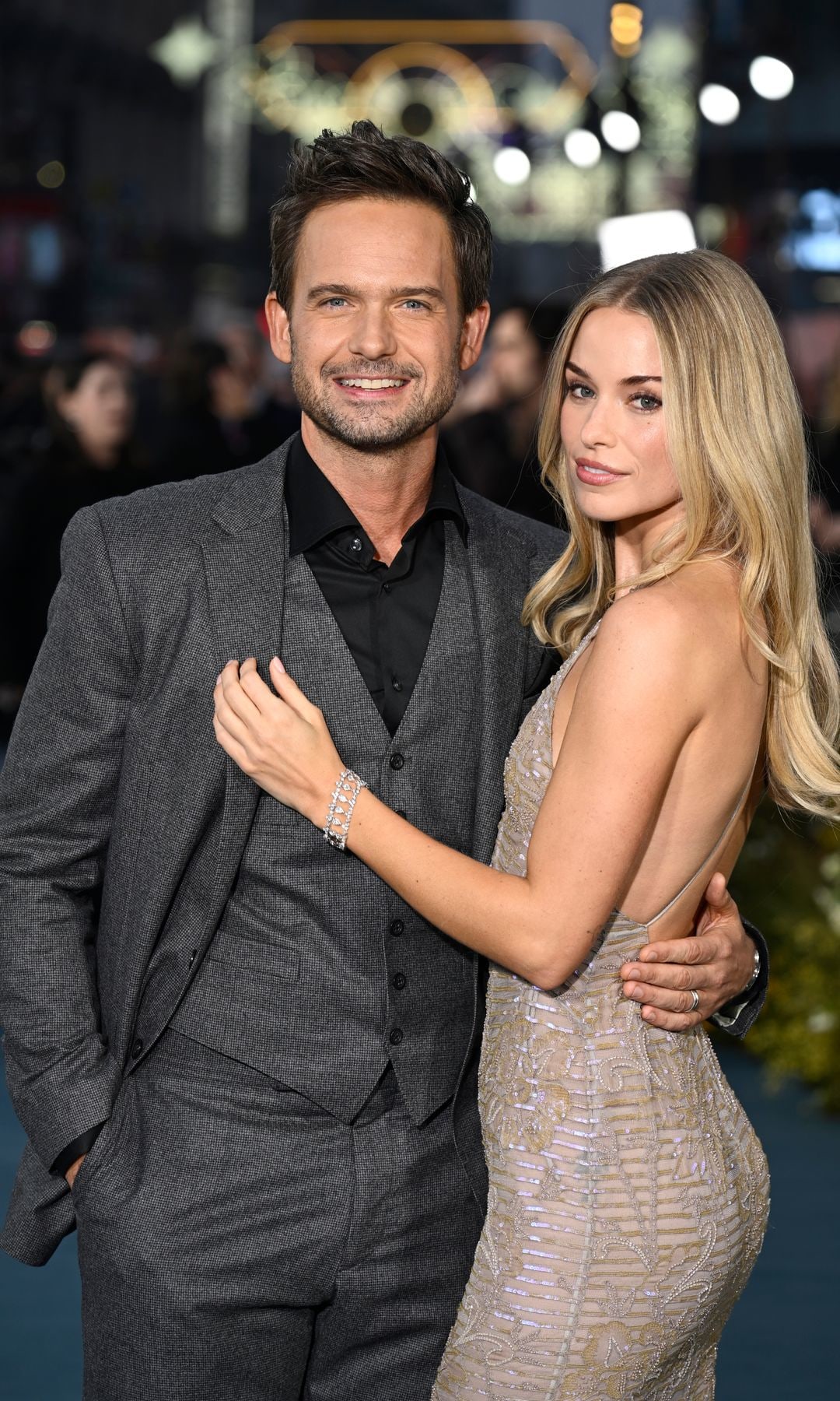 Patrick J. Adams avec son bras autour d'Elle Chapman