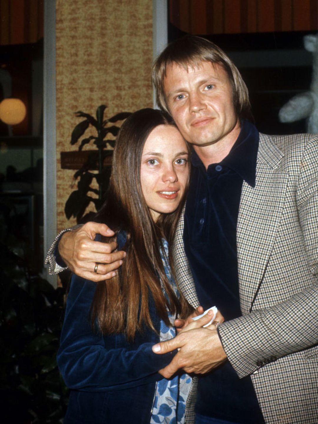 Marcheline Bertrand and Jon Voight pose for a photo together in 1977. 