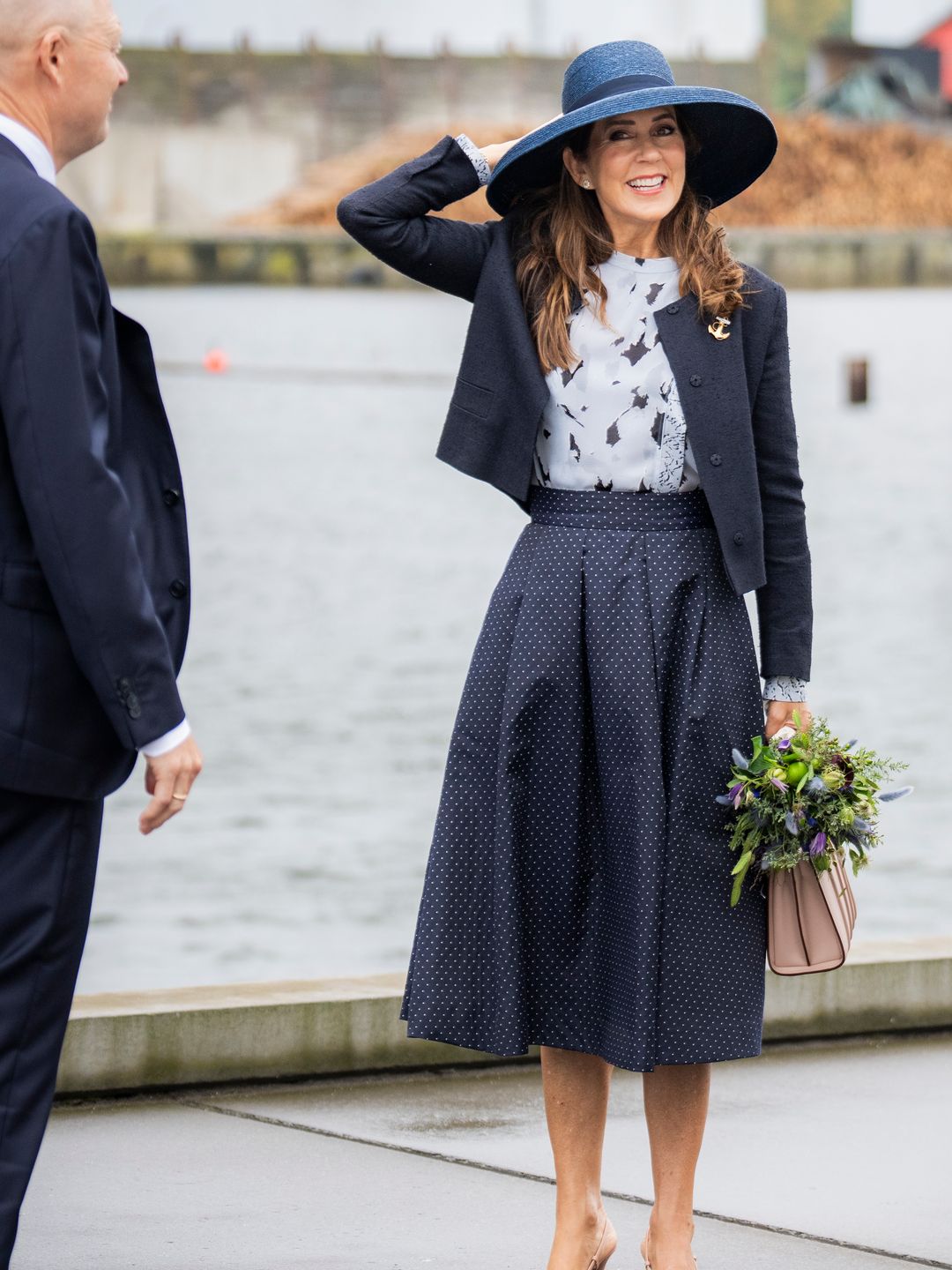 Full body shot of Queen Mary in navy outfit