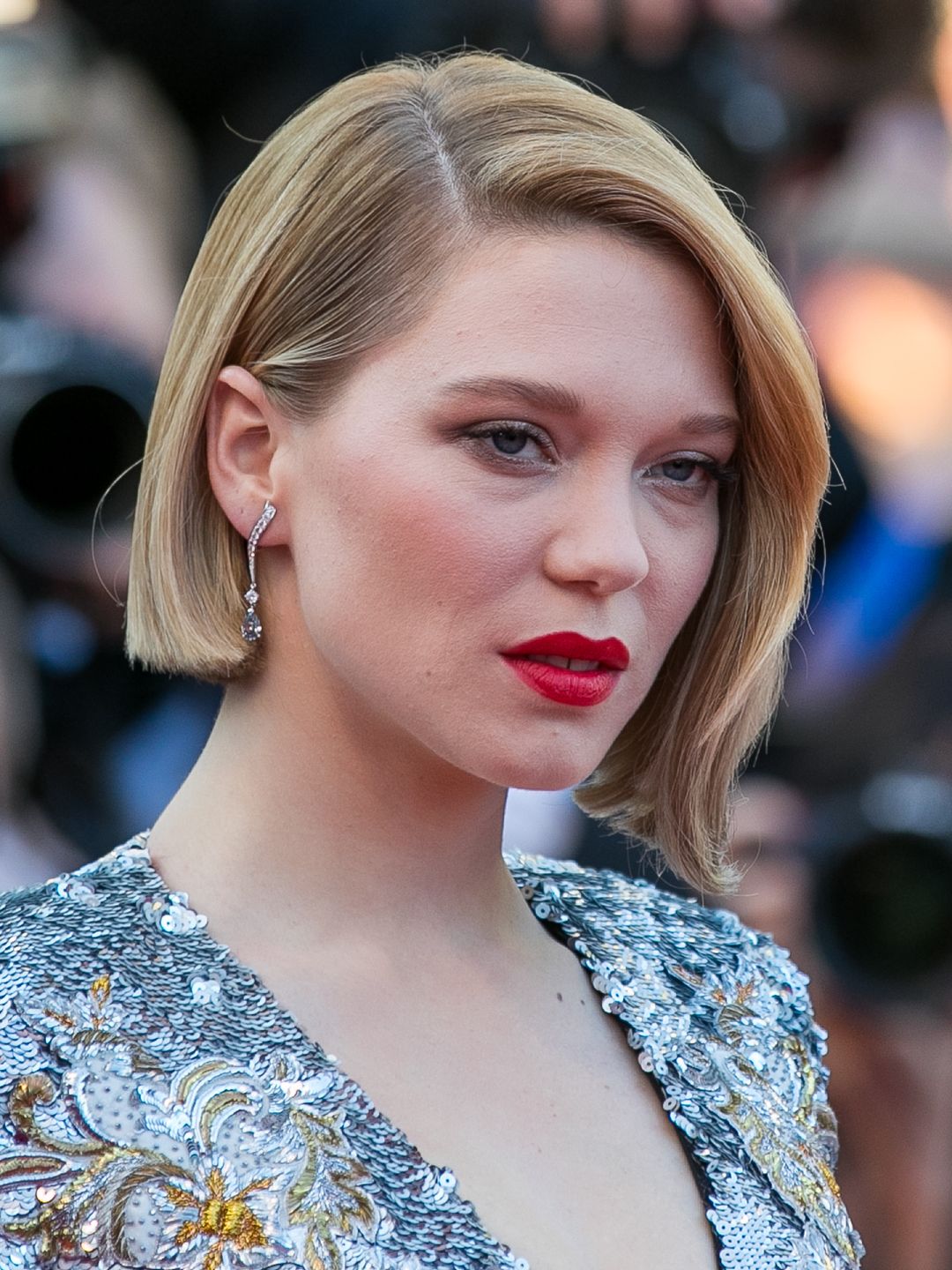 Léa Seydoux with a red lip and a blonde bob 