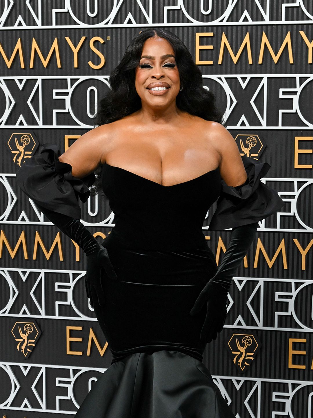Niecy Nash on the Emmys red carpet 