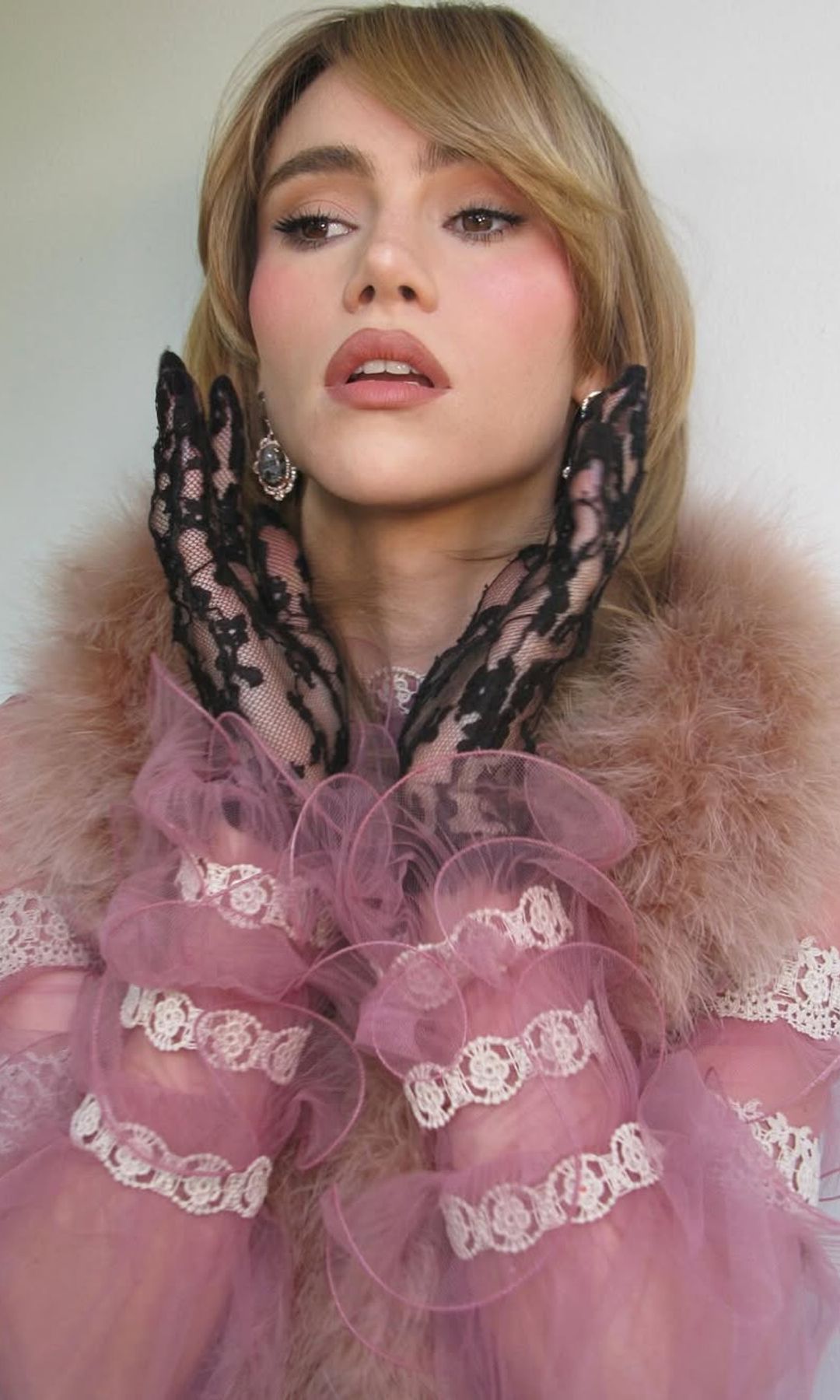 Suki Waterhouse's baby doll makeup was a spring dream 