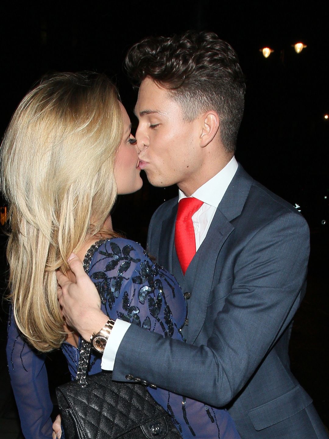 Sam Faiers and Joey Essex kissing