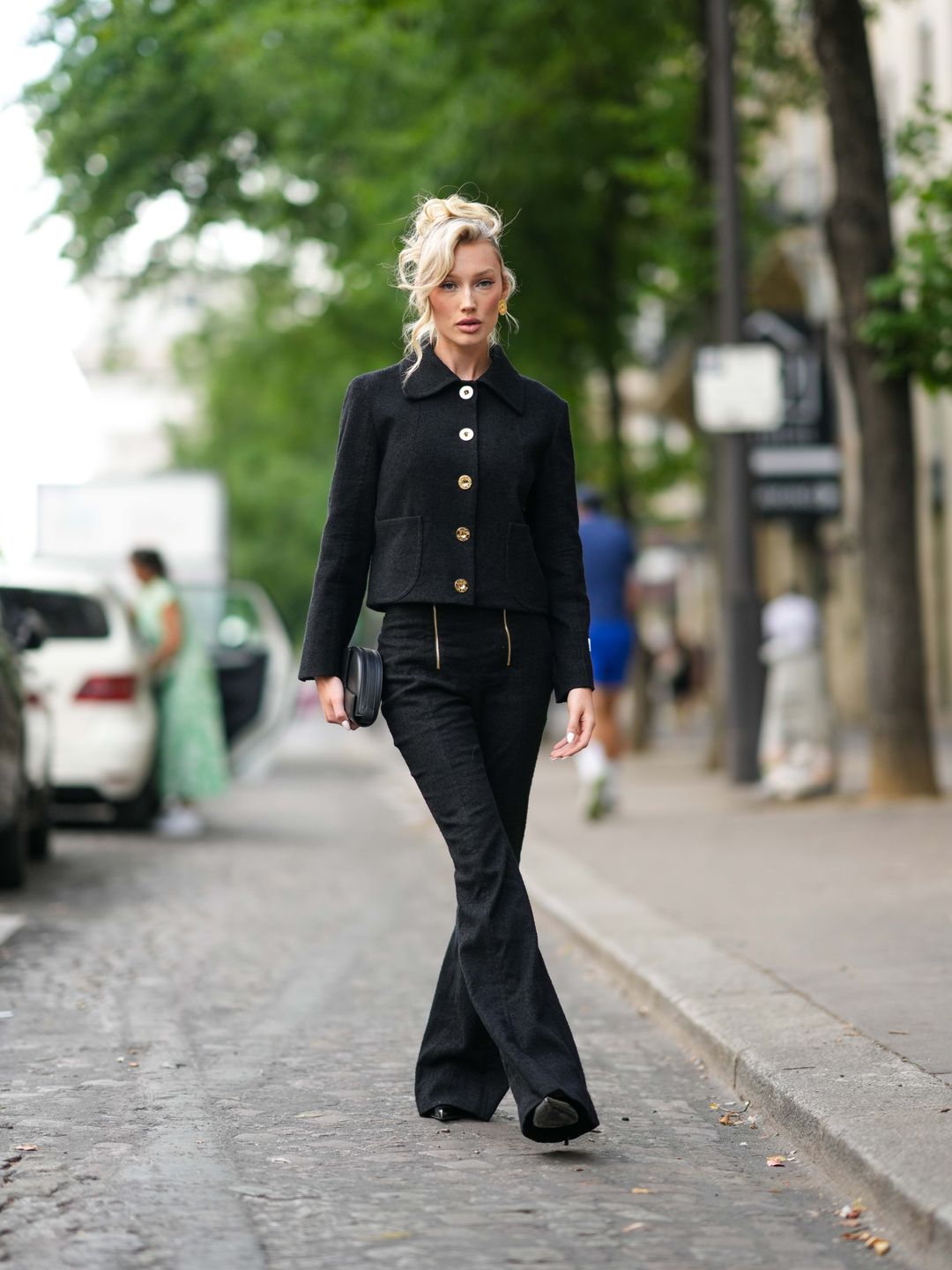A guest wore a vintage-feel boxy jacked with high-waisted trousers and heels.