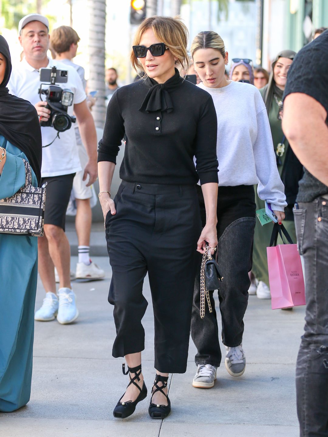  Jennifer Lopez is seen on October 20, 2024 in Los Angeles, California in an all-black outfit