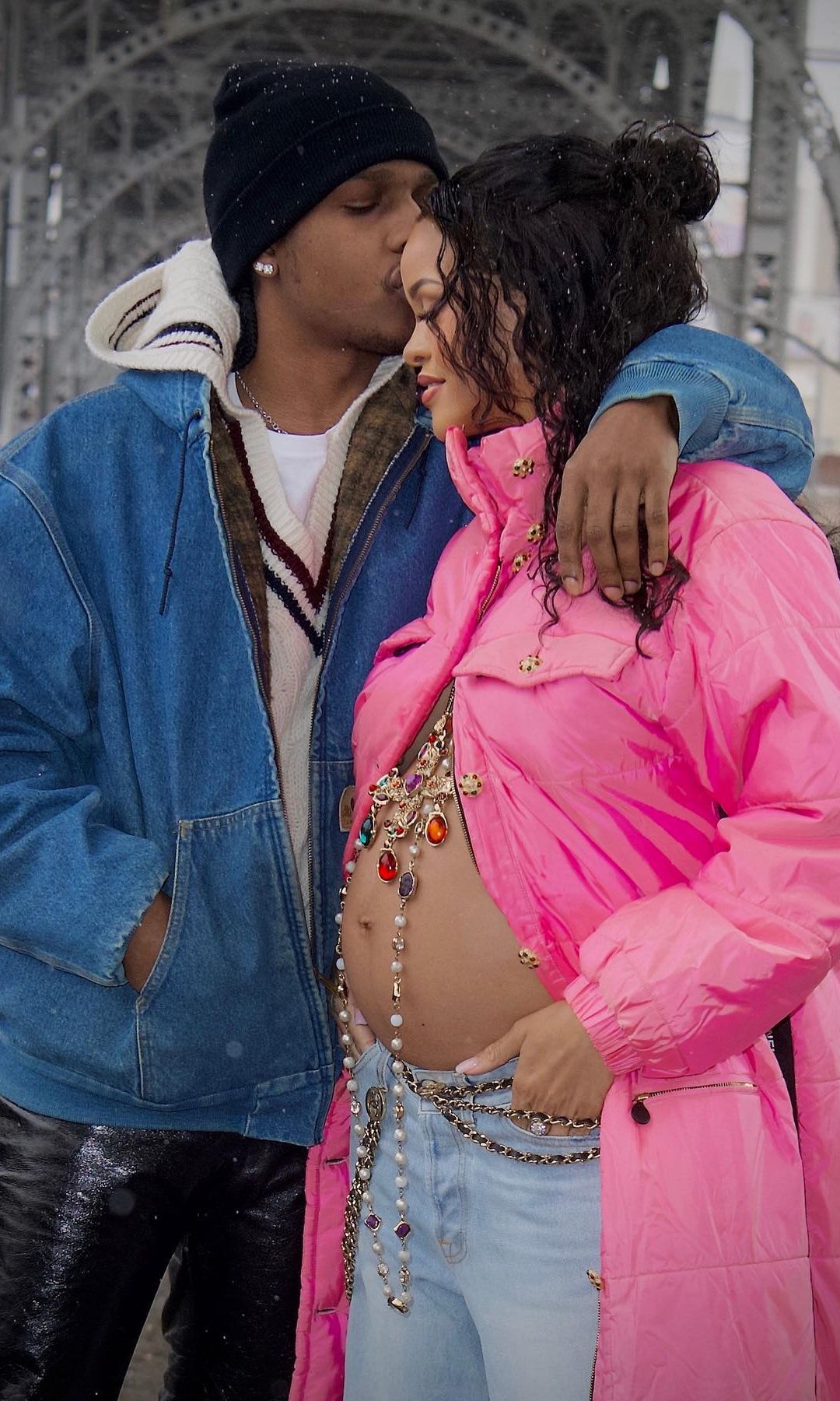 Rihanna et $ ap rocky partagent les moments qu'ils annoncent ensemble la grossesse de leur premier enfant. Rihanna porte un manteau rose et un jean bleu ample 