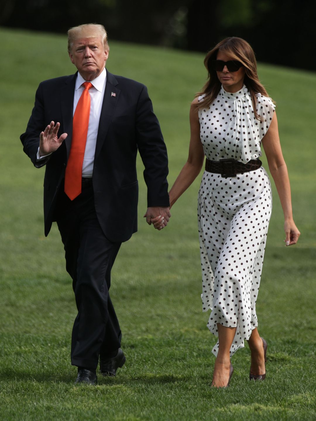 Presiden AS Donald Trump dan ibu negara Melania Trump berjalan di South Lawn setelah mereka kembali ke Gedung Putih 24 April 2019 di Washington, DC. Presiden Trump berada di Atlanta, Georgia, untuk berpidato di KTT Penyalahgunaan Narkoba dan Heroin Rx 2019.  