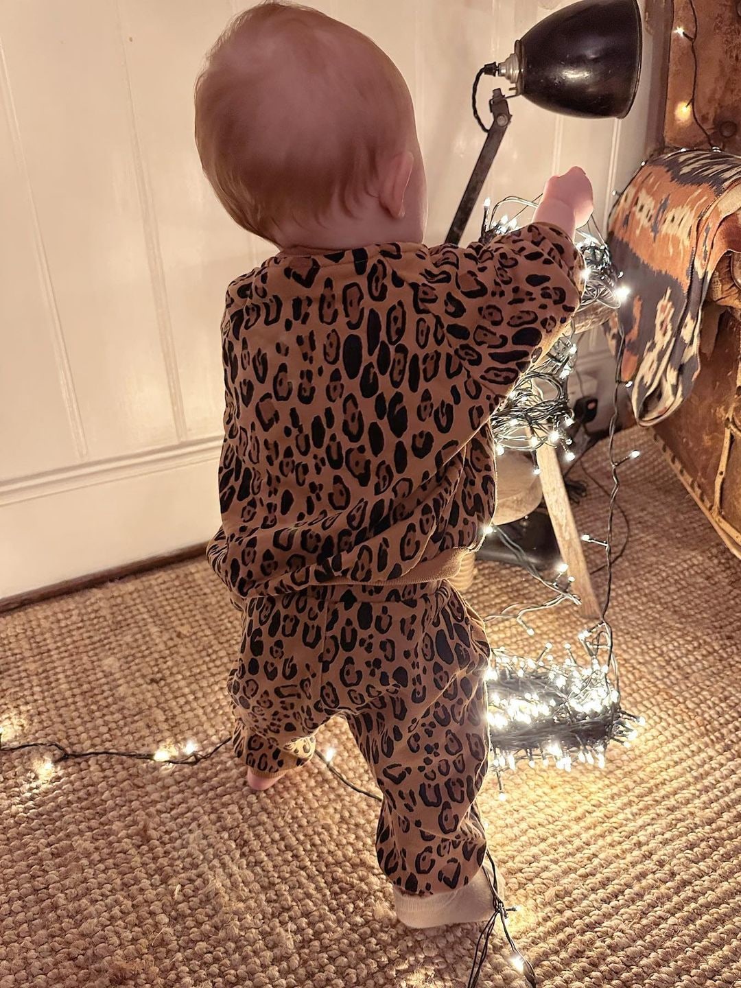menina usando vestido estampado de leopardo 
