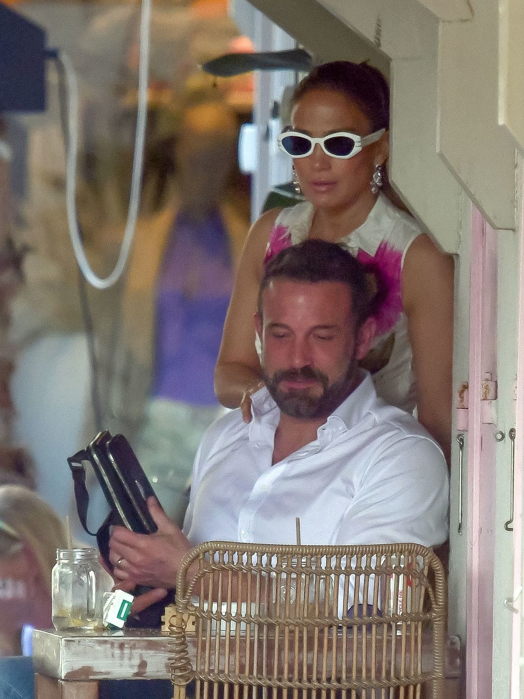 Jennifer Lopez and Ben Affleck eat lunch and Ben pays with a card from his man bag