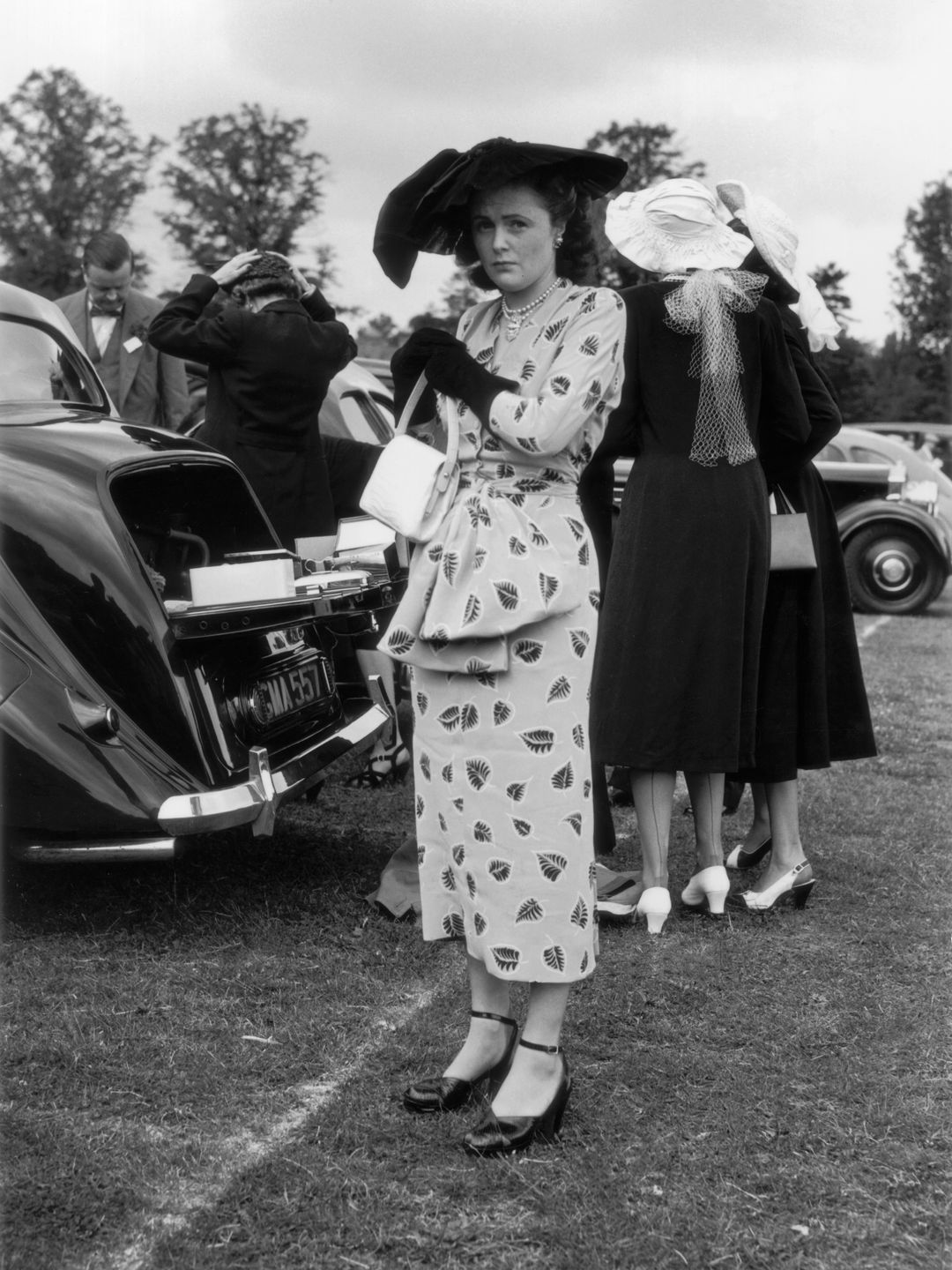 15 de junho de 1948: Sra. Randolph Churchill (nascida Pamela Digby, mais tarde Pamela Harriman) chegando a Ascot.  (Foto da Topical Press Agency/Getty Images)