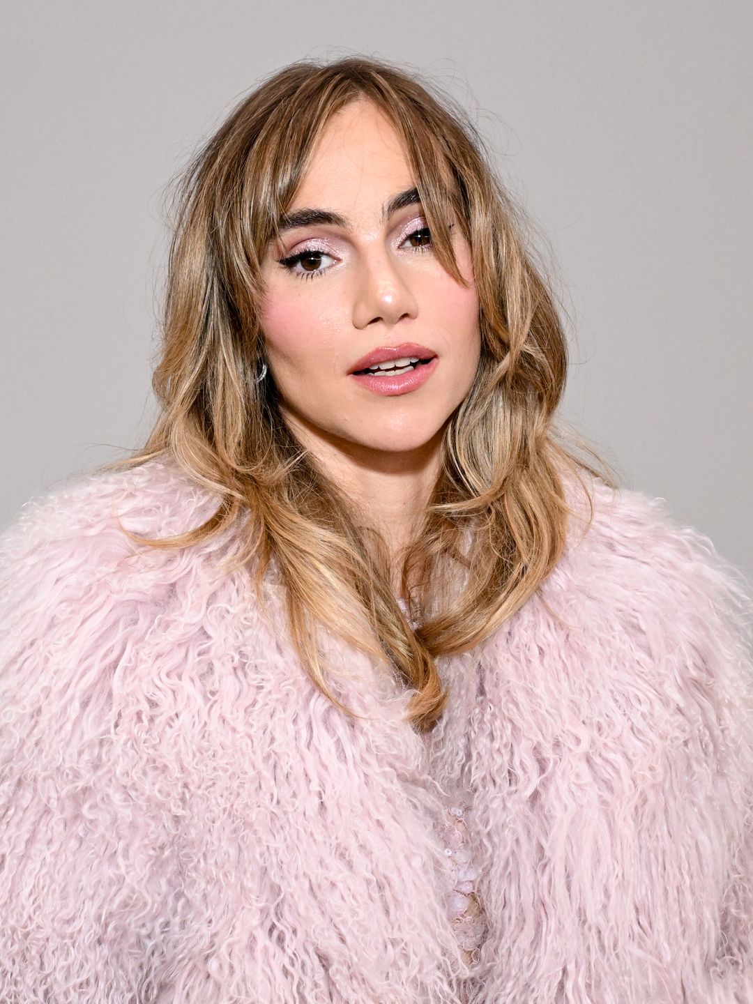 Suki completed her glam look with a loosely waved hairstyle 